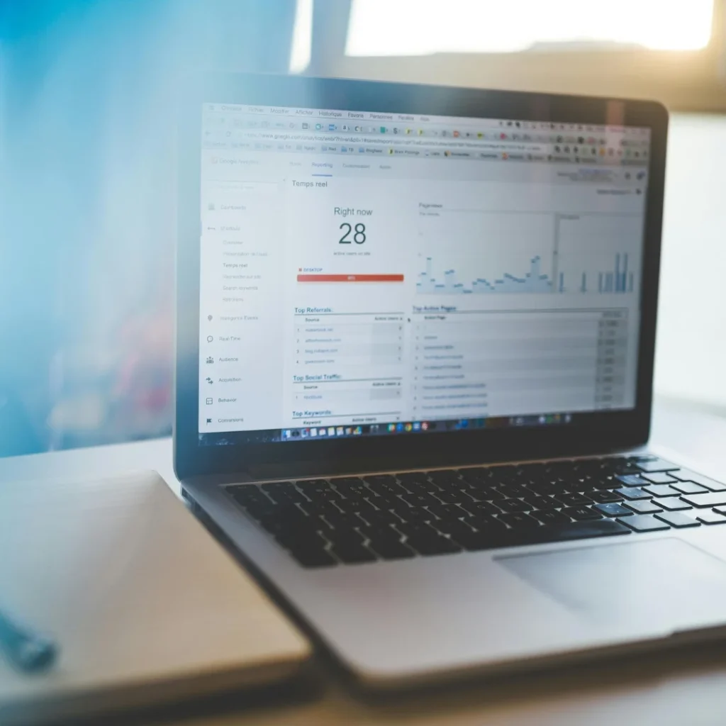 Ondernemer achter laptop die zijn website bekijkt voordat bezoekers contact opnemen